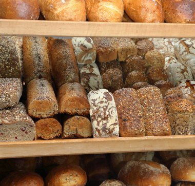 Fırındaki raflarda taze ekmek ve metin için boş alan