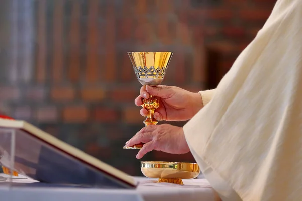 Kielich Rękach Kapłana Ołtarzu Podczas Celebracji Mszy Puste Miejsce Tekst — Zdjęcie stockowe