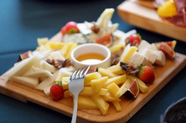 Yemek masasında farklı peynir çeşitleri olan peynir tahtası!