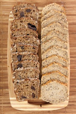 Erik ahşap oyun tahtası ve tahıllar kepekli ekmek