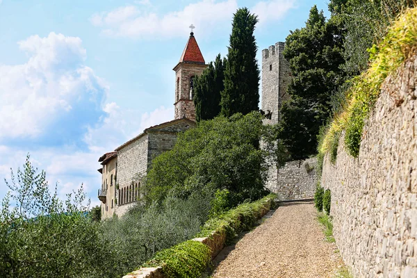 Route vers le Castello Nipozzano avec forteresse et le spir de l'église — Photo