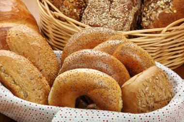 hasır sepet kepekli ekmek ve rulolar