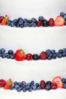 beyaz zemin üzerinde meyve ile düğün pastası 