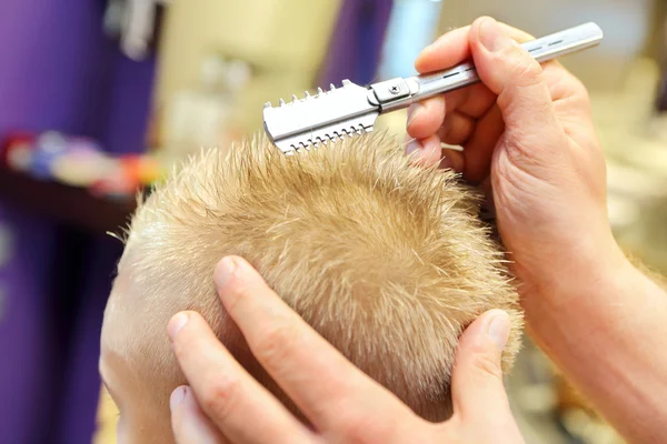 Barbier coupe et modélisation des cheveux de jeune garçon par rasoir — Photo