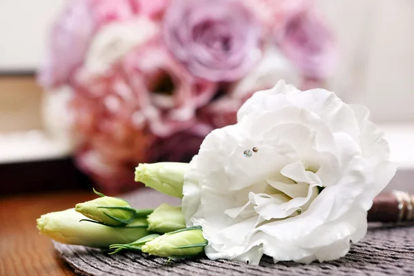 Boutonniere de la boda de la flor blanca para el novio en ramo nupcial —  Fotos de Stock
