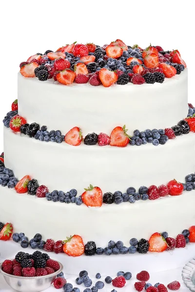 婚礼蛋糕与白色背景上的水果 — 图库照片