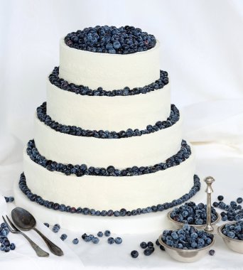 yaban mersini ile beyaz arka plan üzerinde düğün pastası