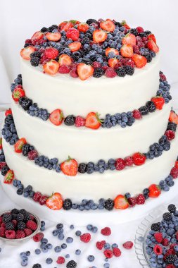 beyaz zemin üzerinde meyve ile düğün pastası 