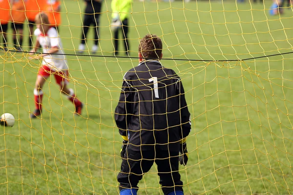 Les jeunes garçons jouent au football et font un penalty kick — Photo