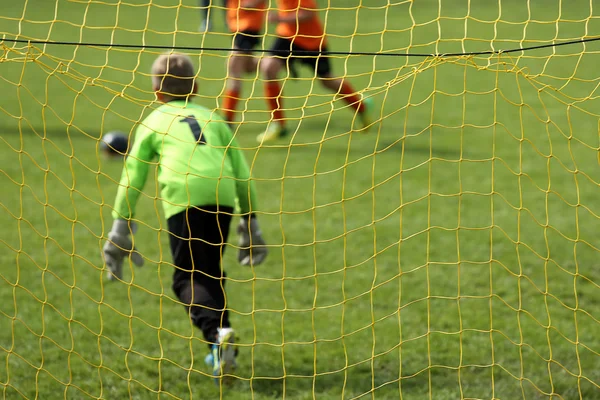 Genç erkek futbol maçı oynamak — Stok fotoğraf