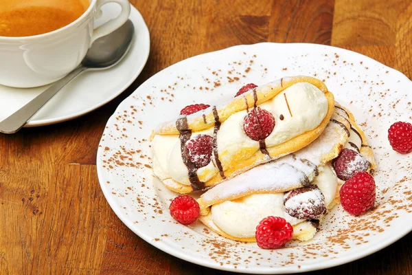 ホイップ クリームとショコラのラズベリーの甘いデザートのケーキ — ストック写真