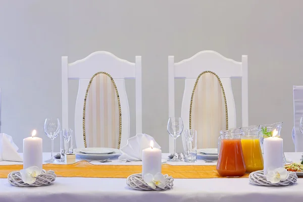 Chairs the bride and groom before wedding reception — Stock Photo, Image