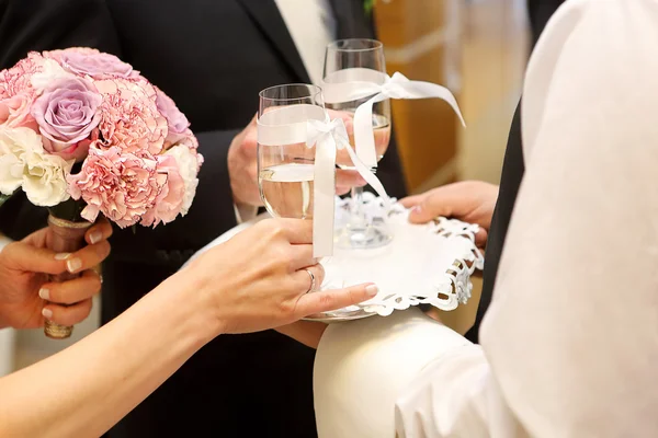 Pareja joven brindando con champán en la recepción de la boda — Foto de Stock