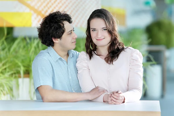 Love couple in shopping center — Stock Photo, Image