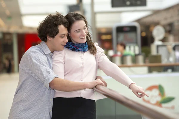Love couple in shopping center — Stock Photo, Image