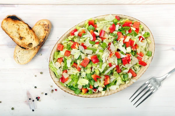 Salade fraîche avec poivrons sur fond bois — Photo