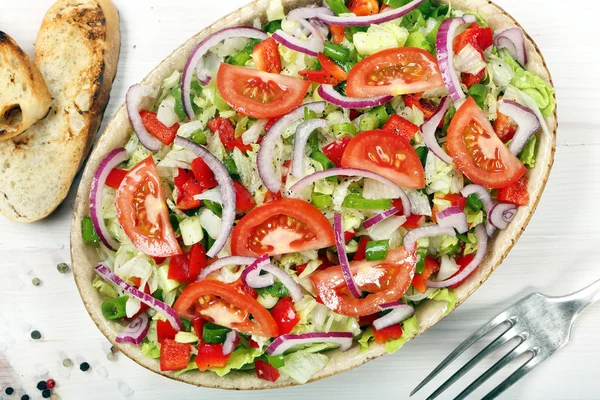 Salade fraîche avec croûtons sur fond bois — Photo