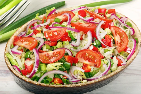 Salada fresca com tomate em fundo de madeira — Fotografia de Stock