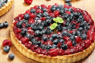 Ahududu böğürtlen ve cranberries ile meyve tart tatlı