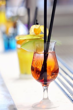 Kırmızı buzlu barda içki