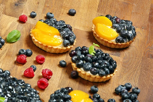 Crostata di frutta dolce con lamponi more e mirtilli rossi — Foto Stock