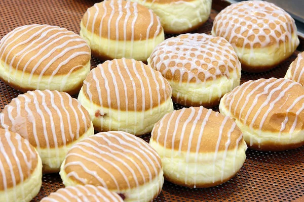 Donuts glaseados con mermelada en una bandeja —  Fotos de Stock