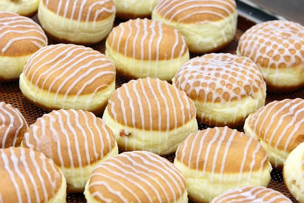 Donuts glaseados con mermelada en una bandeja —  Fotos de Stock