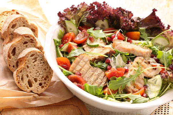 Salade met gegrilde loin en rucola — Stockfoto