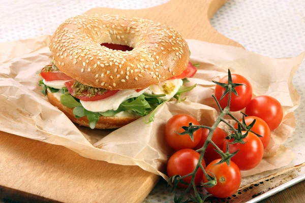 Panino con mozzarella, pomodoro e pesto — Foto Stock