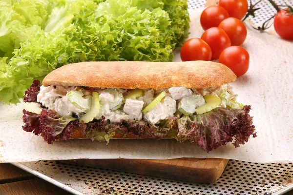 Сэндвич с курицей в чесночном соусе с огурцом на булавке — стоковое фото
