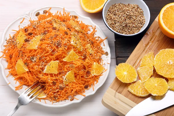 Ensalada de zanahorias con naranja, pasas y semillas de sésamo tostadas —  Fotos de Stock