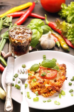 Domates ve bir tabak mantarlı güveç bölümünü