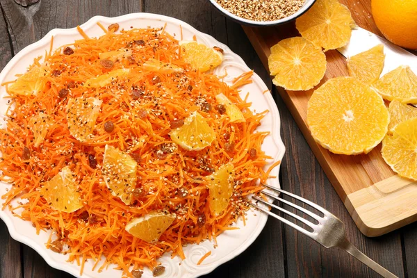 Ensalada de Navidad de zanahorias con naranja, pasas y asado se —  Fotos de Stock