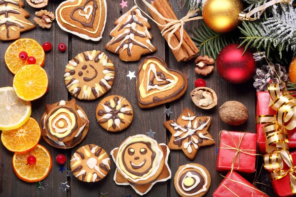 Christmas decoration with gingerbread on wooden background — Stock Photo, Image