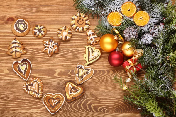 Χριστουγεννιάτικη διακόσμηση με μελόψωμο cookies σε σχήμα της αυτός — Φωτογραφία Αρχείου