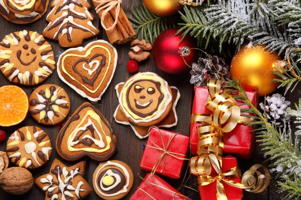 Weihnachtsdekoration und Lebkuchen auf hölzernem Hintergrund — Stockfoto