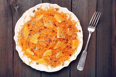 Noel salata havuç turuncu, Kuru üzüm ve kavrulmuş se ile gelen