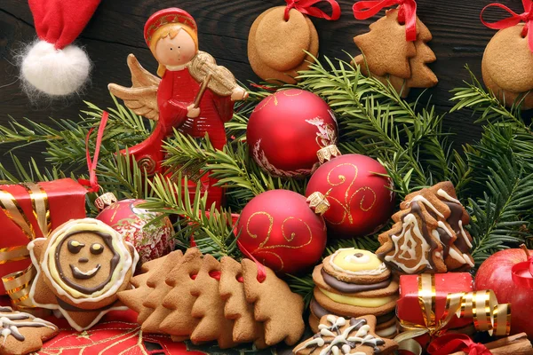 Decoração de Natal com pão de gengibre em fundo de madeira — Fotografia de Stock