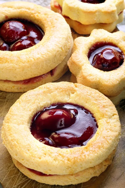 Biscoitos caseiros com cerejas — Fotografia de Stock