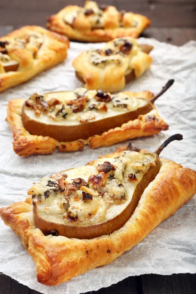 Peras assadas em massa folhada com queijo gorgonzola e nozes — Fotografia de Stock