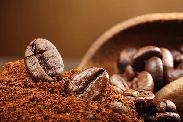 Granos de café macro sobre un fondo marrón Fotos De Stock