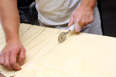 Baker kruvasan hamur yumruk attı.