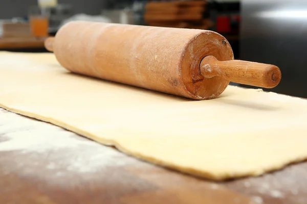 Roller and dough into the kitchen table ready for rolling — Stock Photo, Image