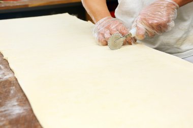 Baker kruvasan hamur yumruk attı.