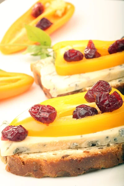 Sandwich cu brânză de mucegai, ardei dulci și afine pe alb — Fotografie, imagine de stoc