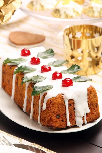 Bolo de frutas azevinho de Natal na mesa — Fotografia de Stock