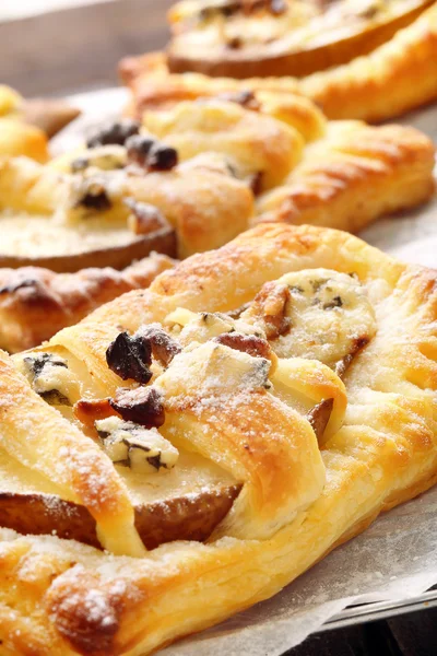 Peras assadas em massa folhada com queijo gorgonzola e nozes — Fotografia de Stock