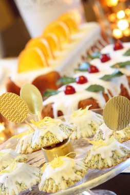 Noel limon Haşhaş tohumlu kek dekore edilmiş masada