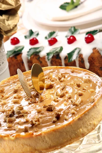 Caramelo de bolo de queijo de Natal com nozes na mesa decorada — Fotografia de Stock