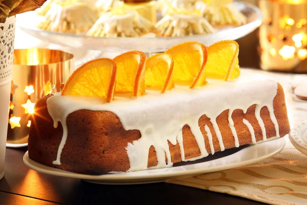 圣诞橙色奶酪蛋糕装饰桌子上 — 图库照片